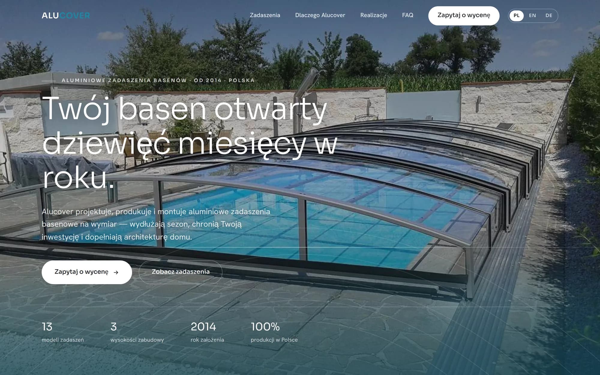 Alucover landing page hero showing an aluminium pool enclosure over a swimming pool, with a Polish headline reading 'Twój basen otwarty dziewięć miesięcy w roku'.